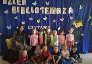 Dzieci z grupy Motylków podczas Dnia Bibliotekarza